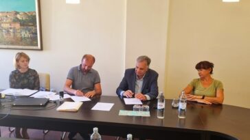 Foto Općina Vrsar - Potpis ugovora između načelnika Geromette i direktora APN-a