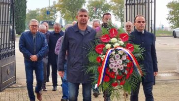 Povodom Dana sjećanja na žrtve Domovinskog rata i Dana sjećanja na žrtvu Vukovara i Škabrnje, delegacija Grada Poreča-Parenzo predvođena gradonačelnikom Lorisom Peršurićem i predsjednikom Gradskog vijeća Zoranom Rabarom položila je vijence i zapalila svijeće kraj centralnog križa na gradskom groblju. Delegaciji Grada pridružile su se delegacije Udruge dragovoljaca i veterana Domovinskog rata Poreč, Udruge hrvatskih dragovoljaca Domovinskog rata Poreštine, Istarske udruge dragovoljaca Domovinskog rata, Udruge antifašističkih boraca i antifašista Poreč te predstavnici Policijske postaje Poreč. Molitvu za pokojne predvodio je porečki župni vikar, vlč. Boško Čatlak. Gradonačelnik je rekao kako se prisjećamo svih onih koji su dali najviše, svoje života, za slobodu. – S posebnim pijetetom se prisjećamo žrtava u Vukovaru i Škabrnji, čvrsto odlučni da nikada ne zaboravimo njihovu hrabrost i žrtvu za našu domovinu., rekao je. Ususret sutrašnjem danu, kao i svake godine, večeras će se u Vukovarskoj ulici u Poreču paliti lampioni u znak sjećanja na žrtve Vukovara i Škabrnje.