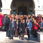 Poreč sa statusom grada zdravlja U svečanom i dostojanstvenom tonu, uz fotografije koje dokumentiraju dugačak i uspješan lokalni put skrbi o zdravlju i u prepunoj Velikoj vijećnici Grada Poreča-Parenzo 23. 11. 2023. obilježeno je 30 godina porečkog lokalnog puta zdravlja. Gradonačelnik Loris Peršurić je priredio svečani prijem u Velikoj vijećnici Grada Poreča-Parenzo kojim je obilježen vrijedan i dostojanstven, 30 godina dugačak put projekta Zdravi grad Poreč, na kojemu je Poreč stekao status garda zdravlja i socijalno osjetljive zajednice za sve svoje stanovnike. Poreč je među prvim gradovima Hrvatske odabrao slijediti svjetski pokret i pristupiti projektu zdravih gradova Svjetske zdravstvene organizacije(SZO) te je bio jedan od prvih gradova pridruženih Hrvatskoj mreži zdravih gradova (HMZG). Gradske vlasti Grada Poreča su u studenom 1993. donosile formalne odluke o pristupanju projektu Zdravi grad, a prvi je ideju kasnih 80-tih prošlog stoljeća u grad donio primarius.mr.sc. dr. Nino Basanić. Poreč je na tom putu izgradio respektabilnu, veliku sliku zdravlja u zajednici, razvijao viziju grada zdravlja i rukovodio se idejom SZO „misli globalno djeluj lokalno“ i „zdravlje za sve za 21. stoljeće“ brinući tako sustavno o zdravlju svojih stanovnika. Zdravi grad Poreč je u godinama postao grad model i za znatno veće gradove u razvoju lokalne zaštite zdravlja i odgovornom upravljanju kvalitetom života stanovnika u zajednici. Predsjednica Hrvatske mreže zdravih gradova prof. dr.sc. Selma Šogorić čestitala je Poreču ovaj uspjeh i jubilej iz Utrehta u Nizozemskoj gdje je u isto vrijeme nazočila Konferenciji Europske mreže zdravih gradova SZO. Dr. Šogorić Zdravi grad Poreč godinama naziva liderom HMZG te ističe porečki kontinuitet i stabilnost u razvoju zdravog grada kao i fascinantnu povezanost, sinergiju stručnjaka, gradskih vlasti i građana Poreča u kreiranju lokalnih zaštitnih programa i lokalnih politika za zdravlje stanovnike Poreča. Gradonačelnik Poreča, Loris Peršurić čestitao je timu Zdravog grada, naglasio je kako projekt Zdravi grad mijenja Poreč i značajno utječe na stalno unaprjeđenje kvalitete života u zajednici. Nezaobilazno se prisjetio primariusa mr.sc. dr. Nina Basanića koji je ideju zdravih gradova donio u Poreč prije 30 godina. Jednako je tako naglasio da projekt Zdravi grad Poreč ima stabilnu podršku gradske vlasti jer Poreč , među ostalim, stalno stremi tome da bude bolje i zdravije mjesto za život svojim stanovnicima. S Porečanima su ovaj veliki jubilej obilježili predstavnice prijateljskih zdravih gradova Rijeke i Labina te predstavnice zdravih županija i to Istarske županije i Primorsko goranske županije. Na skupu je u ovoj prilici bio nazočan i prof.dr.sc. Albert Marinculić s Veterinarskog fakulteta Sveučilišta u Zagrebu koji već godinama supervizira i educira timove Poreča iz oblasti ekologije i zdravlja. Basanić-Čuš na temu Zdravi grad – 30 godina s vama! Ravnateljica i koordinatorica Zdravog grada Poreč-Parenzo, Nataša Basanić Čuš prisutnima se obratila rezimirajući 30 godina dug put zdravlja u Poreču koji istinski zavrjeđuje divljenje. Imenovala je ljude koji su projekt Zdravi grad doveli u Poreč, koji su gradili temelje i stvarali uvjete za njegov dugačak uspješan put kojemu Poreč kao grad zdravlja svjedoči i danas. Izrazila je to riječima „danas više sa nama nije čovjek koji je inovativnu i sve vremensku ideju zdravih gradova SZO krajem 80-tih godina prošlog stoljeća prvi donio u Poreč, dr. Nino Basanić, moj otac… Ideju zdravog grada do samoga kraja nije otpustio. I baš ta pozitivna zaraza idejom zdravog grada i vjerovanje u svevremensku i sveobuhvatnu ideju zdravlja za sve građane je ono što je Poreč obilježilo u godinama, izdiže ga i razlikuje u odnosu na većinu drugih gradova. Ta se ideja prenosila i prenosi se na generacije Porečana. U prvoj ediciji Zdravi grad – Città sana , kojoj je dr. Basanić bio urednik, a kojom su se 90-tih godina porečki stručnjaci okupljeni oko ideje zdravog grada prvi puta predstavili javnosti napisao je …“ …uz jedra porečkog projekta Zdravi grad plovidba na bespuću neizvjesnosti i obećavajućih mogućnosti mogla je početi . Ona traje i obećava ….Gradskoj vladi je dana Noina arka zdravlja za 21. stoljeće. Što će u nju ukrcati i koliko je podupirati u Scilama i Haribdama koje mora proći do kraja drugog tisućljeća , ostaje da se vidi“… Danas vidimo da naša zdravo gradska barka hrabro plovi u izazovno 21. stoljeće i gradi otpornu i povezanu zajednicu, da gradi Poreč Zdravi grad, siguran grad, human grad, socijalno osjetljiv grad, lijep, čist i uredan grad, aktivan i mobilan grad, pristupačan grad za najranjivije, da stremi graditi uvjete za grad bez rizika za svoje stanovnike. „ Prisjetila se doprinosa pok. dr. Ivana Jovanovića i pok. dr. Josipa Krajcara koji su za života također dali svoj značajan doprinos rastu i razvoju projekta Zdravi grad Poreč . Zahvalila je na skupu prisutnim iznimno zaslužnim ljudima koji su timski gradili temelje Zdravog grada i to gospodinu Marinu Sedmaku koji je 1993. bio pročelnik resornog gradskog odjela, odmah prepoznao vrijednu ideju zdravih gradova te ju je predano operacionalizirao i podržavao u nastajanju. Gđi. Sonji Vojinović tada zaposlenu uz pročelnika Sedmaka koja je prve ideje Zdravog grada Poreč oblikovala u sadržaje, tekstove, reprezentativne pisane tragove Grada Poreča o iniciranju Zdravog grada i odradila svu potrebnu pripremu da projekt Zdravi grad formalno uplovi u naš grad. Zahvalila je i gđi. Anđelki Prekalj koji je našla formu za prvu lokalnu ustanovu koja je u Poreču tada počela razvijati projekt Zdravi grad Poreč. Istaknula je izniman značaj i doprinos novinarke u mirovini, gđe. Vesne Medvedec, koja se je samoinicijativno pred 30 godina profesionalno priklonila ideji zdravog grada, odlučila pisati afirmativne tekstove o zdravlju i zdravim životnim izborima te udarila pečat istarskom afirmativnom novinarstvu. Svoje zvanje i znanje usmjerila je zdravlju stanovnika Poreča i Istre kroz nebrojene edukativne pisane tekstove u Glasu Istre. Zahvalila je umirovljenoj profesorici dr.sc. Josipi Bašić koja je bila mentorica i učiteljica porečkih timova punih 20 godina iz oblasti prevencije i zaštite djece i mladih Poreča i uz koju je Poreč prozvan „Gradom laboratorijem „ iz oblasti lokalne prevencije. Zahvalila se i ljudima koji su djelovali u prvim upravnim i stručnim tijelima projekta Zdravi grad Poreč i donosili bitne odluke o smjerovima razvoja projekta Zdravi grad za Poreč i to Oresteu Cossettu, dr.sc. Damiru Hrvatinu i dr. Anti Ivančiću. Basanić Čuš je iskreno zahvalila gradonačelniku Poreča Lorisu Peršuriću na podršci , iskrenom vjerovanju u projekt zdravi grad te na njegovu djelovanju kojim kvalitetu života i zdravlje uključuje u sve pore grada i lokalne politike. Zahvalila je svim prisutnima na skupu ali i onima koji nisu mogli biti te svim zaposlenicima ustanove Zdravi grda Poreč naglasivši da svi zajedno čine tako uspješan porečki veliki tim za zdravlje. Isto tako zahvalila je na praćenju svim medijima i svim korisnicima programa Zdravog grada Poreč koji u godinama postaju najveći saveznici, volonteri i zagovarači. Na kraju je naglasila „iz ove retrospektive je vidljivo koliko je puno trebalo predanih ljudi po putu da Zdravi grad Poreč postane ono što je danas, da s ponosom možemo reći da je grad zdravlja i socijalno osjetljiva zajednica, ekološki osviještena zajednica koja neprestano osluškuje bilo svojih građana i odgovara na potrebe ljudi. Trebalo je puno ljudi da Poreč postane grad koji ideju zdravlja u najširem smislu ugrađuje u svaku poru grada. Trebalo je i puno učenja, puno prijateljskih zdravih gradova i županija koji dijele svoja iskustva, podršku i najbolju praksu, trebala je Hrvatska mreža zdravih gradova, dr. Selma Šogorić, pok. dr Slobodan Lang , Svjetska zdravstvena organizacija , trebali ste svi vi/mi koji smo se oko ideje Zdravog grada okupili i u Poreču povezali ….Trebali su senzibilizirani gradonačelnici koji su u godinama mogli prepoznati taj put i podržavati ga. Trebalo je i dalje treba razumijevanje da Zdravi grad nije finalni produkt. Zdravi grad je proces koji neprestano traje u nastojanju da zajednica raste i razvija se kao skladna oaza, sretnije, bolje i zdravije mjesto za život svih stanovnika, naglasila je Basanić Čuš u svom govoru. Danas ideja SZO „zdravlje za sve za 21. stoljeće“ u Poreču nije više utopijska kako se činila na početku. Ona je cilj i motivacija za zdravlje i kvalitetu života Porečana ali i svih stanovnika Istre. Zato, hvala vam svima na svakom vašem doprinosu na ovom značajnom 30 godina dugačkom putu s kojim u Poreču zajedno idemo dalje….“ Zdravi grad Poreč