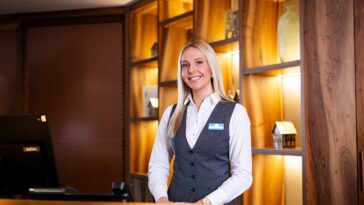 Foto Aminess Novigrad turizam recepcija hotel radnik posao
