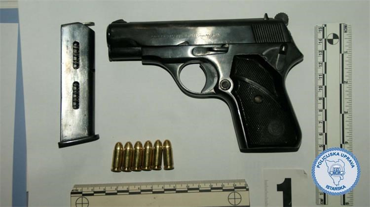 Foto Policijska uprava istarska pištolj oružje