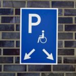 Foto Stephanie Albert za Pixabay - Ilustracija parking invalidi parkiralište