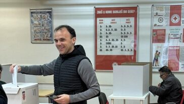 Loris Peršurić - porečki gradonačelnik - glasao u Vatrogasnom domu u Poreču