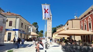 Foto Grad Novigrad - novi jarbol sa zastavom grada