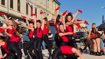 Plesni spektakl na Trgu slobode u Poreču - Foto USB Poreč