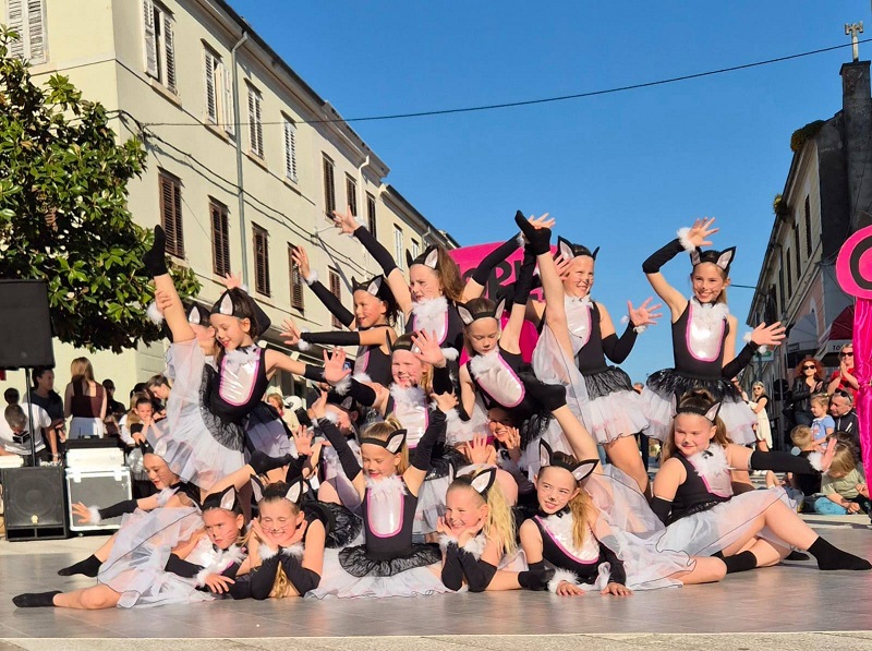 Plesni spektakl na Trgu slobode u Poreču - Foto USB Poreč