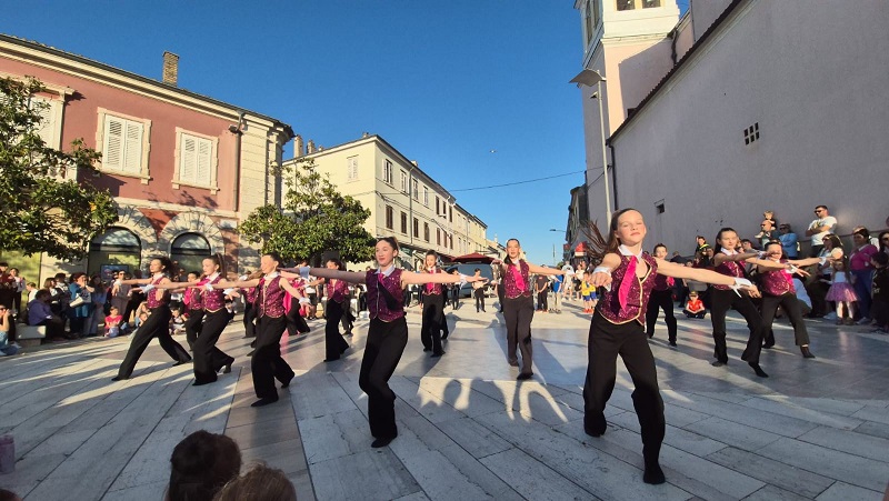 Plesni spektakl na Trgu slobode u Poreču - Foto USB Poreč