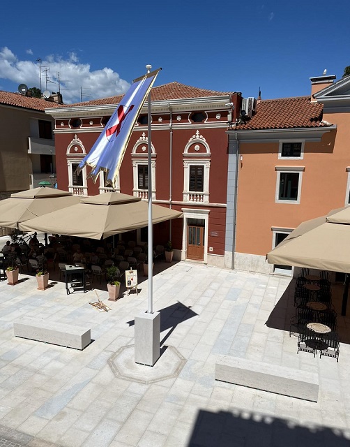Foto Grad Novigrad - novi jarbol sa zastavom grada