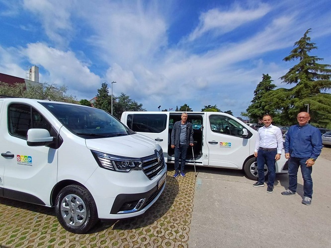 Foto Grad Poreč - Sportska zajednica dobila još jedan novi kombi