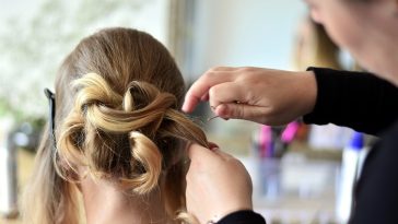 Image by congerdesign from Pixabay frizerka frizerski salon frizura