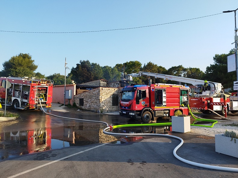 Foto Vatrogasci Poreč - Gašenje požara restorana u Santa Marini