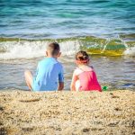 djeca igra more plaža dječak curica djevojčica ljeto ljetne radosti