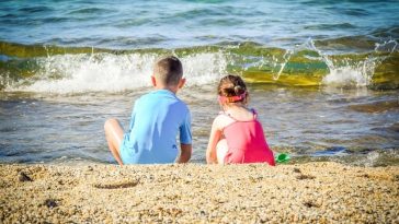 djeca igra more plaža dječak curica djevojčica ljeto ljetne radosti