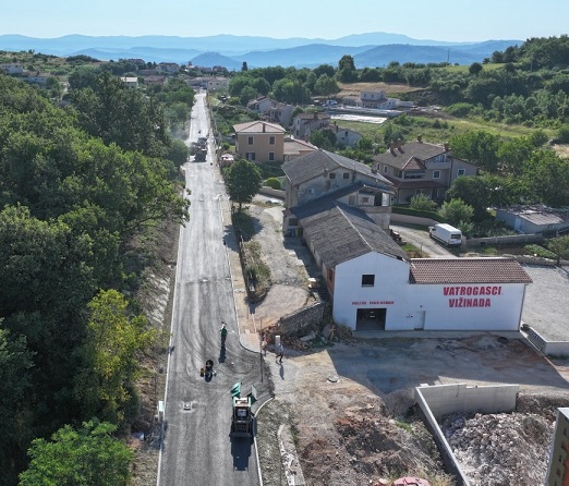 Asfaltiranje ceste na ulazu u Vižinadu