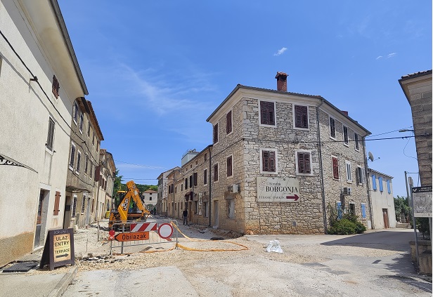 Radovi u centru Višnjana - Foto Tanja Kocijančić