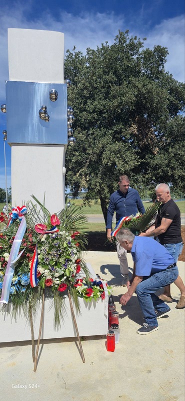 Polaganje vijenaca na novom spomeniku u Funtani uoči Dana pobjede i domovinske zahvalnosti 4-8-2025