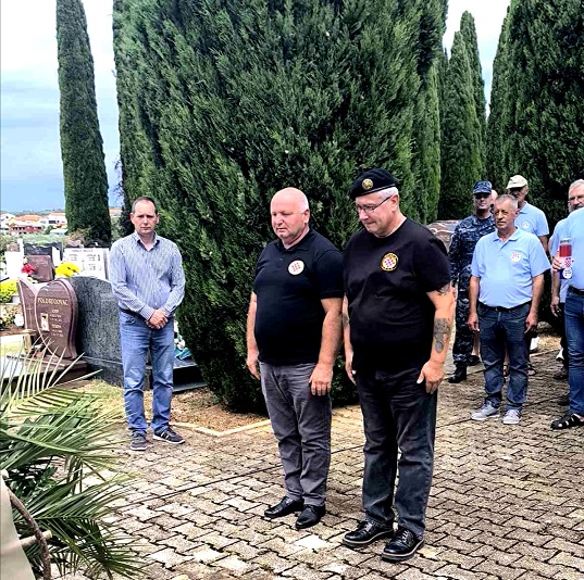 U povodu Dana pobjede i domovinske zahvalnosti i Dana hrvatskih branitelja položila je vijence i zapalila svijeće.