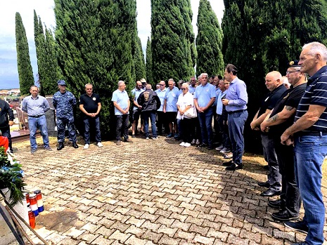 U povodu Dana pobjede i domovinske zahvalnosti i Dana hrvatskih branitelja položila je vijence i zapalila svijeće. 