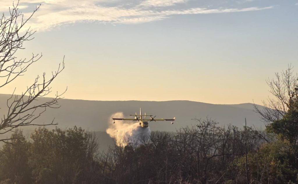Foto Vatrogasci Pula - Kanader u akciji