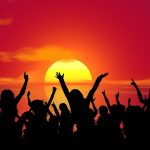 sunce ples zabava party veseli ljudi mladi