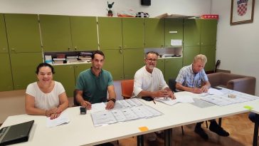 Foto Tanja Kocijančić- potpis ugovora za energetsku obnovu školske sportske dvorane i dormitorija u Višnjanu