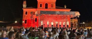 Foto TZ Tar Vabriga - večer klapa kod kaštela u Taru