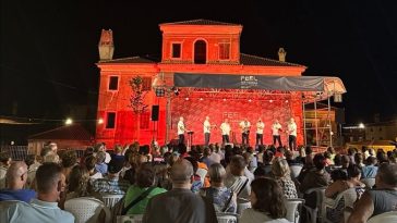 Foto TZ Tar Vabriga - večer klapa kod kaštela u Taru