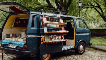 Bookmobil – plavi kombi s knjigama u Vižinadi