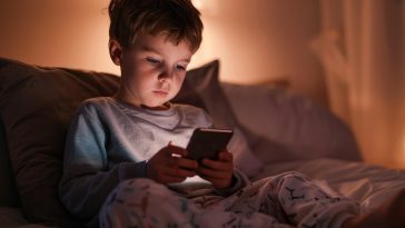 Zaštita djece u digitalnom dobu – Udruga Pragma apelira na zabranu mobitela u školama