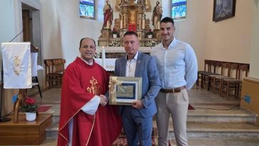 Proslava blagdana sv. Kuzme i Damjana u Kašteliru ispred crkve