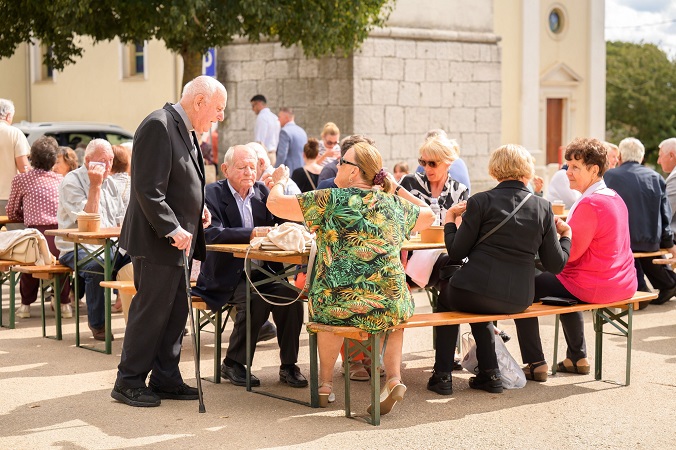 Proslava blagdana sv. Kuzme i Damjana u Kašteliru ispred crkve