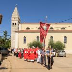 Proslava blagdana sv. Kuzme i Damjana u Kašteliru ispred crkve