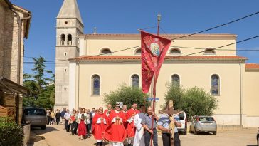 Proslava blagdana sv. Kuzme i Damjana u Kašteliru ispred crkve