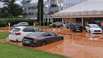 Ispred hotela u Novigradu poplava