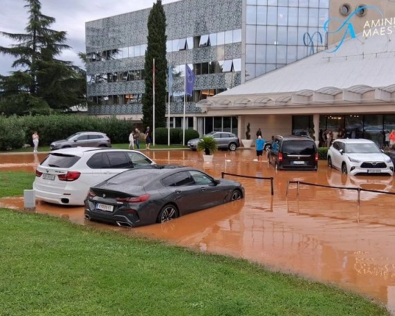 Ispred hotela u Novigradu poplava