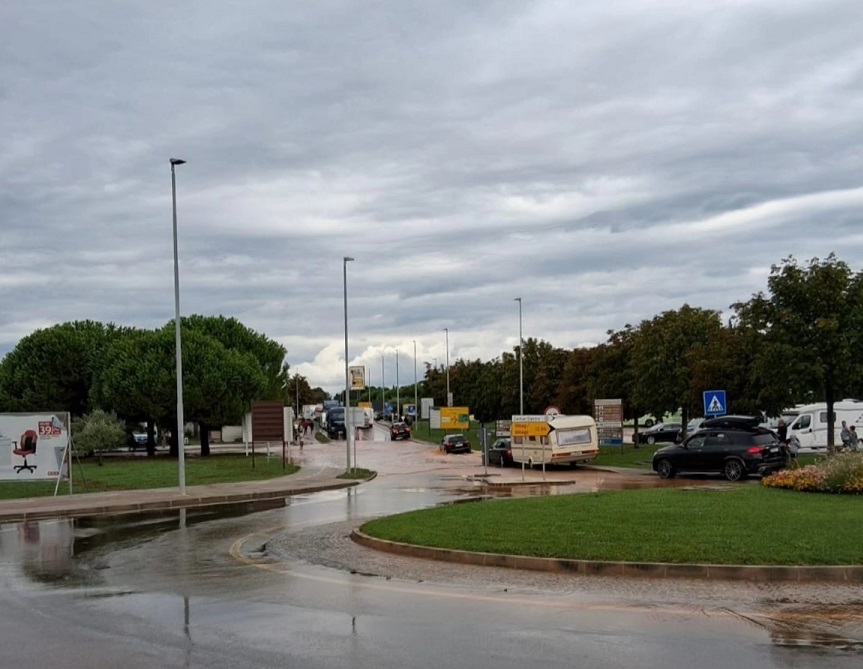 Ulaz u Novigradu - promet blokiran zbog bujice na cesti
