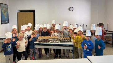 Djeca iz vrtića 101 Dalmatinac sudjelovala su na radionici kulinarstva u SŠ „Antona Štifanića“ gdje su pripremali pljukance, kolačiće i koktele.