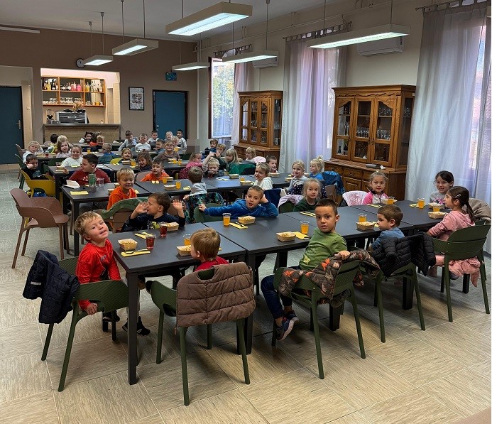 Djeca iz vrtića 101 Dalmatinac sudjelovala su na radionici kulinarstva u SŠ „Antona Štifanića“ gdje su pripremali pljukance, kolačiće i koktele.