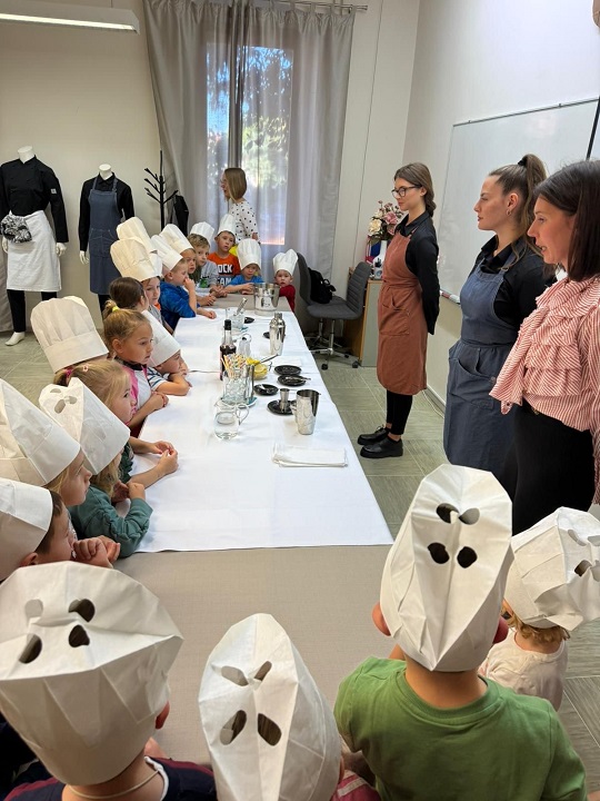 Djeca iz vrtića 101 Dalmatinac sudjelovala su na radionici kulinarstva u SŠ „Antona Štifanića“ gdje su pripremali pljukance, kolačiće i koktele.