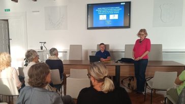 Foto Grad Poreč - Dr. Peharda na predavanju 2024. mjesc ružčaste vrpce rak dojke