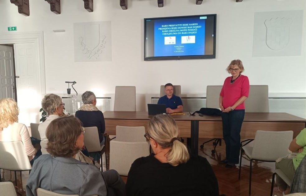 Foto Grad Poreč - Dr. Peharda na predavanju 2024. mjesc ružčaste vrpce rak dojke