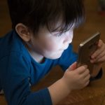 dijete djeca kids children mobitel selphone ekran digitalno doba
