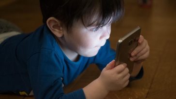 dijete djeca kids children mobitel selphone ekran digitalno doba