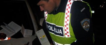promti policajac mjeri alkohol alkometar