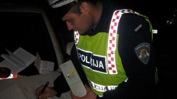 promti policajac mjeri alkohol alkometar