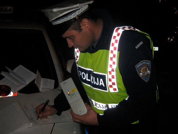 promti policajac mjeri alkohol alkometar