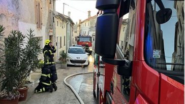 Foto Vatrogasci Pula - Požar kuće u Vodnjanu