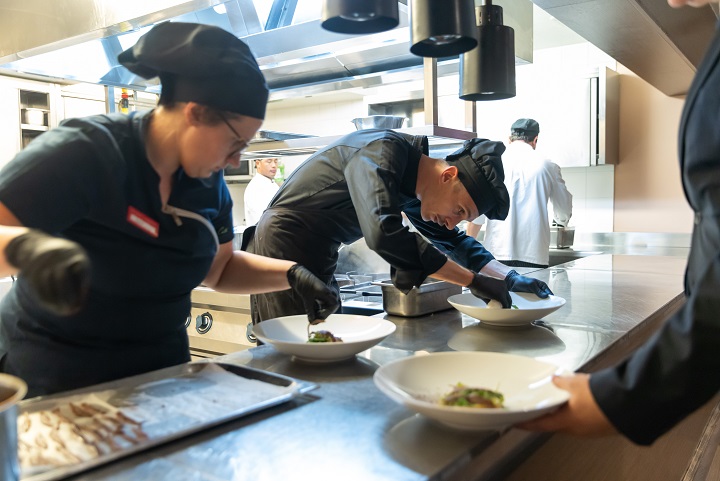 Treće izdanje eno-gastronomske manifestacije Cabernet Sauvignon & plava riba, s ljubavlju započelo je u petak, 7. studenoga, svečanom večerom u restoranu Bacchus