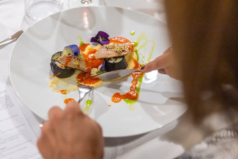 Treće izdanje eno-gastronomske manifestacije Cabernet Sauvignon & plava riba, s ljubavlju započelo je u petak, 7. studenoga, svečanom večerom u restoranu Bacchus