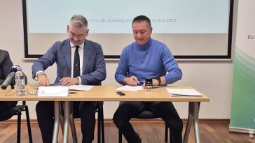 Boris Miletić i Đulijano Petrović potpisuju ugovor o dodjeli sredstava donacija sport županija